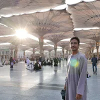 FOTO: Hamish Daud Kala Umrah di Tanah Suci, Ganteng Bikin Teduh
