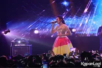 FOTO: Hamish Daud Tertangkap Kamera Temani Raisa Tampil di Jogja