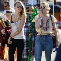 FOTO: Happy Banget! Cara Delevingne-Amber Heard Hang Out di Pasar