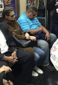FOTO: Hidup Serba Mewah, Artis-Artis Ini Tertangkap Naik Subway