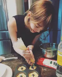 FOTO: Hobi Baru, Taeyeon SNSD Ketagihan Bikin Kue Otak Berdarah