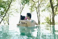 Foto Honeymoon, Tarra Budiman - Gya Asyik Berenang Bareng di Bali