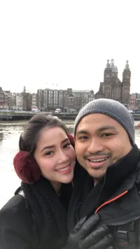 FOTO Honeymoon Tistha Nurma - Afif Kalla, Romantis Keliling Eropa
