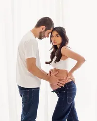 Foto Hot Adinda Bakrie di Maternity Shoot Terbaru, Pamer Bare Baby Bump - Pose Bareng Suami & Anak