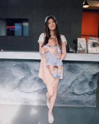 FOTO Hot Mom! Mikaila Patritz Cantik & Langsing Saat Gendong Anak