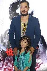 FOTO: Hot Papa! Zack Lee & Mikha Anak Nafa Urbach Jadi Duo Kece