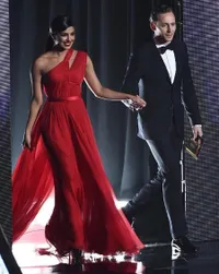 Foto Hot Tom Hiddleston & Priyanka, Genggam Tangan - Peluk Mesra