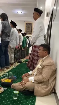 Foto Hotman Paris Melihat dan Menunggu Orang Salat Berjamaah, Dipuji Bertoleransi Hingga Didoakan Jadi Mualaf
