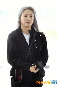 Foto Hyoyeon SNSD Terlihat Murung di Bandara, Tak Bisa Batalkan Schedule
