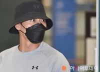Foto Hyun Bin di Bandara Pulang dari Yordania, Pakai Celana Pendek dan Legging - Kulit Jadi Tanned