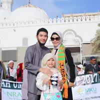 FOTO: Ibadah ke Tanah Suci, Uki Noah & Metha Ajak Sang Buah Hati