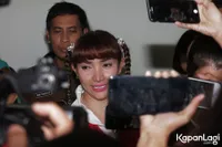 FOTO: Ibu Tercinta Datang, Roro Fitria Menangis di Persidangan