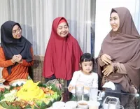 FOTO: Ibu Ultah ke 53, Oki Setiana Dewi - Ria Ricis Beri Kejutan