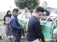 Foto Ibunda Dimakamkan, Nirina Zubir Tampak Tegar Saat Peluk Foto Mendiang