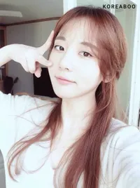 FOTO: Identitas Trainee Cewek Yang Merokok Ganja Bareng T.O.P