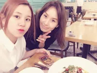 Foto Idola Korea Dengan Ibunya Yang Cantik, Kompak Banget!
