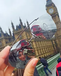 FOTO: Ikuti London Fashion Week, Dian Pelangi Sampai Masuk CNN