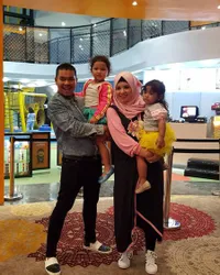 FOTO: Indra Bekti dan Istri Makin Mesra Usai Hadapi Badai Masalah