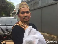 FOTO: Indra Bekti Jalan Kaki Gendong Jenazah Anak ke Pemakaman
