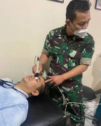 Foto Indra Bekti Siap Jalani Operasi Membuang Air Keruh di Mata, Masih Sempat Melawak di Depan Dokter