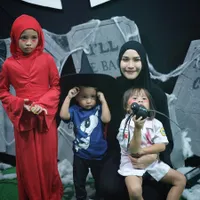 FOTO: Ini Kostum Halloween Zaskia Adya Mecca dan Ketiga Buah Hati