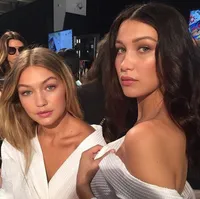 FOTO: Inilah Bukti Bella Hadid Tak Kalah Hot & Menggoda Dari Gigi