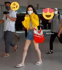 Foto Irene di Bali Tanpa Member Red Velvet Lainnya, Santai Banget Belanja di Supermarket Pakai Sandal