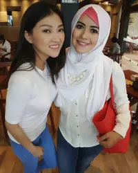 FOTO: Istri Ke-2 Kiwil, Cantik Berhijab Super Mesra - Cium Suami