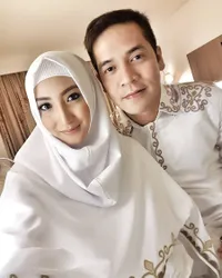 FOTO: Istri Ricky Perdana Putuskan Berhijab, Cantik Memesona!