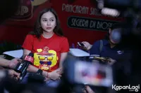 FOTO: Jadi Janda, Serunya Aura Kasih Main Film Bareng Para Komika