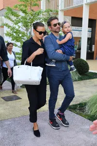 FOTO: Jalan Bareng Baby Lea, Bradley Cooper & Irina Shayk Mesra