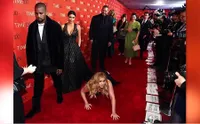 FOTO: Jatuh - Kena Prank, 10 Momen Memalukan Seleb di Red Carpet 