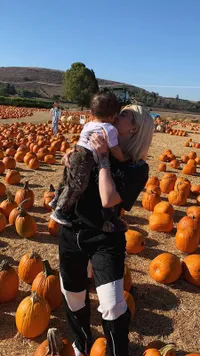 FOTO: Jelang Halloween, Kylie Jenner Ajak Stormi ke Ladang Labu