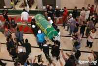 FOTO: Jenazah Jupe Disalatkan, Ibunda Tak Kuasa Tahan Air Mata