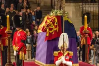 Foto Jenazah Ratu Elizabeth II Sebelum Pemakaman, Pangeran Harry Dibolehkan Berjaga Pakai Seragam Militer - David Beckham Datang Melayat