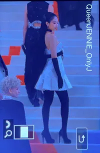 Foto Jennie BLACKPINK di Met Gala 2023, Pakai Mini Dress Koleksi Chanel Tahun 1990
