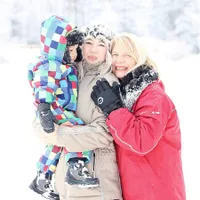 FOTO: Jennifer Bachdim Ajak Anak Nikmati Tebalnya Salju di Jerman