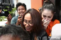 FOTO: Jennifer Dunn Kenakan Baju Tahanan & Berusaha Tutupi Wajah