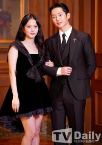 Foto Jisoo BLACKPINK dan Jung Hae In di Preskon 'SNOWDROP', Bagai Putri Pangeran Hingga Disebut Kayak Anak Kembar