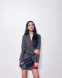 Foto Jisoo BLACKPINK di Event Burberry, Cantik Berkelas - Duduk Samping Anwar Hadid
