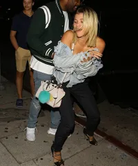 FOTO: Joget Heboh, Pacar Justin Bieber Nyaris Jatuh di Depan Umum