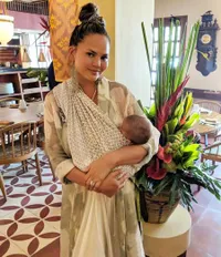 FOTO: John Legend Ajak Chrissy Teigen & Anaknya Liburan ke Bali