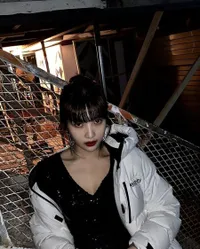 Foto Joy Red Velvet Gunakan Padding Jacket, Cantik Memukau Seperti Biasa