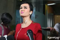 FOTO: Julia Perez Terjatuh Saat Cerita Pernikahan Dengan Gaston