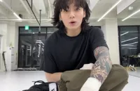 Foto Jungkook BTS Pamer Rambut Gondrong Wolf Cut Sambil Main Tinju, Trending di Mana-Mana