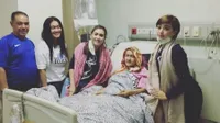 FOTO: Jupe Terbaring Lemah di RS, Ayu & Zaskia Setia Menghibur