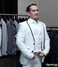 FOTO: Jupiter Fortissimo - Widuri Fitting Baju Pengantin, Cantik!