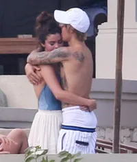 FOTO: Justin Bieber & Selena Gomez Mesra di Pernikahan Ayahnya