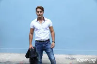 FOTO: Kabar Pacaran, Ravi Bhatia Hanya Anggap Ayu Ting Ting Teman