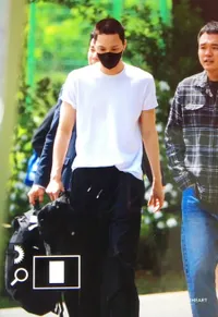 Foto Kai Masuk Wajib Militer Diantar Member EXO, Dipeluk Erat Suho dan Digendong Chanyeol